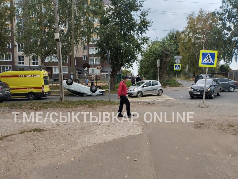 В Сыктывкаре в результате ДТП на проезжей части опрокинулась "Лада"