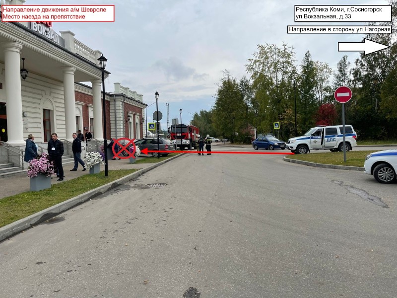 В Сосногорске водитель Chevrolet Lacetti неудачно припарковался в здание вокзала