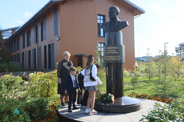 В Сыктывкаре открыли памятник основателю компании 