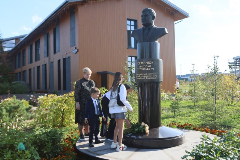 В Сыктывкаре открыли памятник основателю компании "Лузалес" Николаю Семенюку
