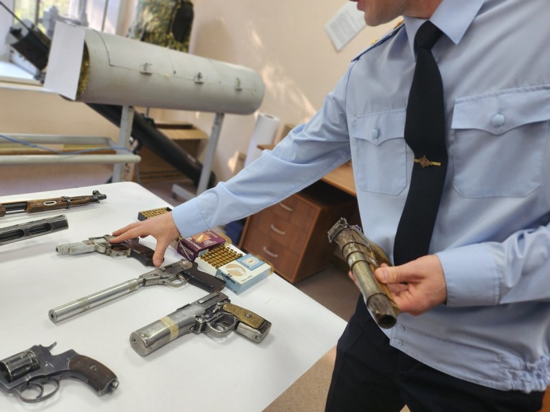 В День оружейника криминалисты Коми показали коллекцию патронов и оружия