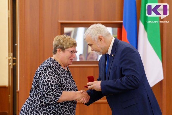 Глава Коми и руководитель Рособрнадзора вручили лучшим педагогам республики государственные награды