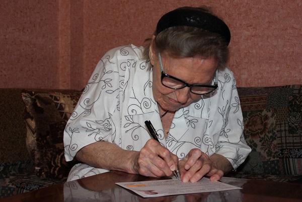 В Воркуте 86-летняя гражданка Украины получила российский паспорт