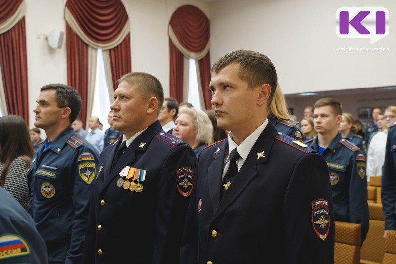 В Сыктывкаре наградили полицейских, спасших 15 человек на пожаре
