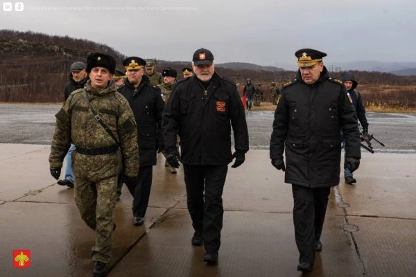 Командующий Северным флотом Александр Моисеев поздравил Владимира Уйба с 65-летием