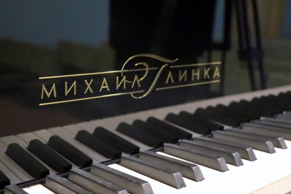 В Интинскую детскую школу искусств доставили новый рояль 