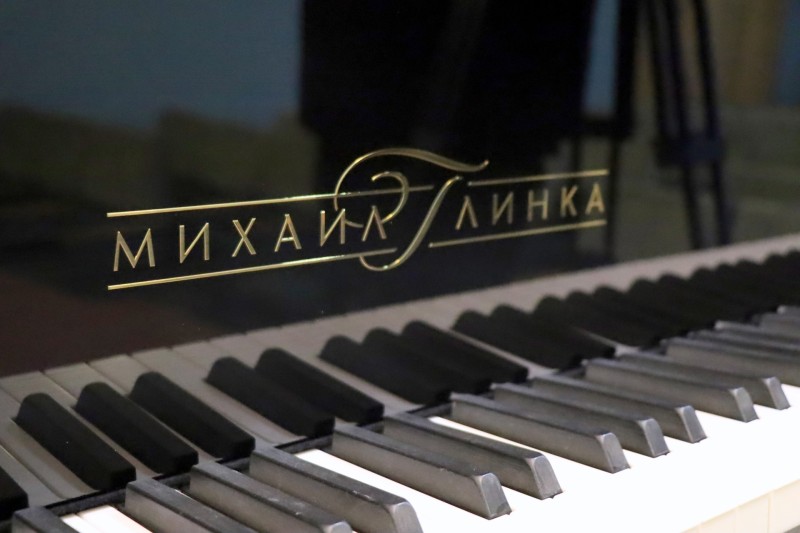 В Интинскую детскую школу искусств доставили новый рояль "Михаил Глинка"
