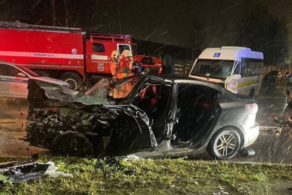 В Ухте в результате столкновения автобуса Mercedes и Mazda пострадали шесть человек