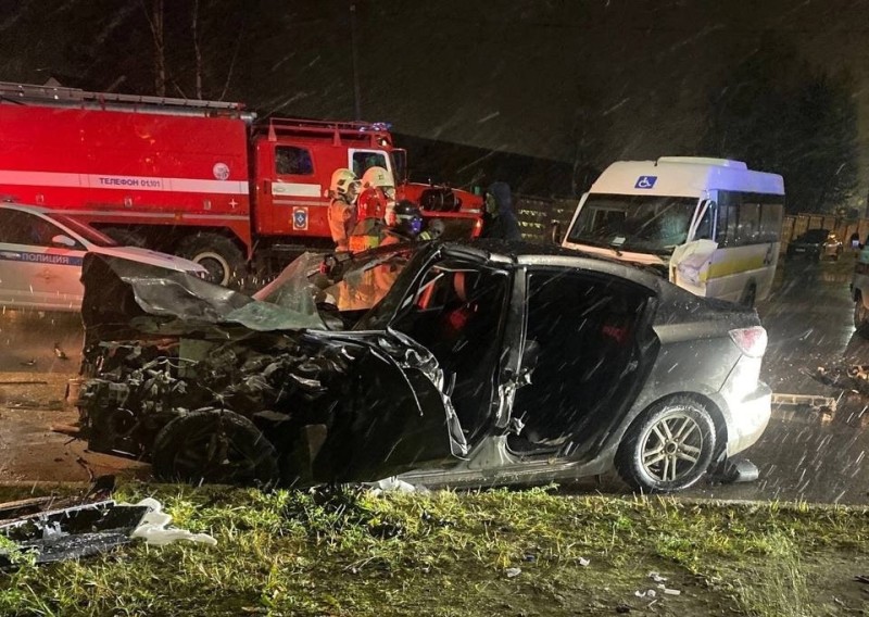 В Ухте в результате столкновения автобуса Mercedes и Mazda пострадали шесть человек