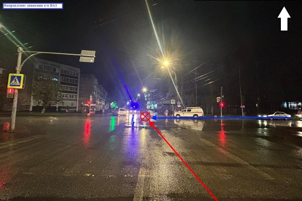 В Сыктывкаре водитель микроавтобуса Volkswagen после столкновения с ВАЗом снес светофор