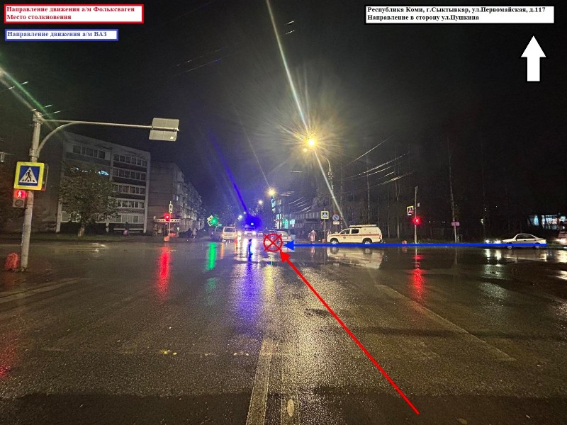 В Сыктывкаре водитель микроавтобуса Volkswagen после столкновения с ВАЗом снес светофор