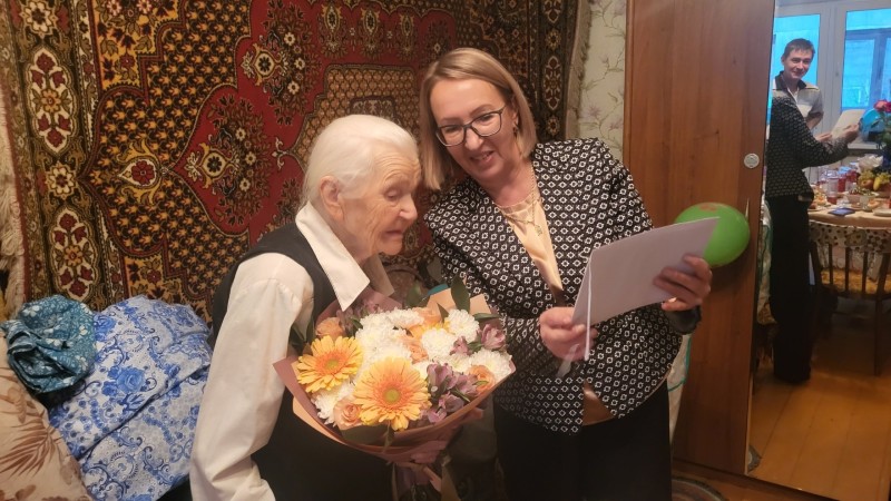 Жительницу Сыктывкара поздравили с вековым юбилеем от имени президента России
