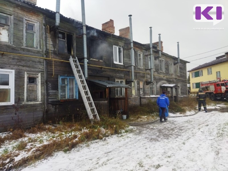 В Троицко-Печорске спасатели вскрыли дверь в горящем доме и эвакуировали человека 