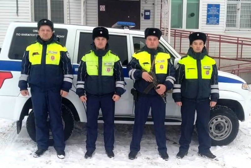 Инспекторы ДПС Княжпогостского района помогли людям, попавшим в аварию