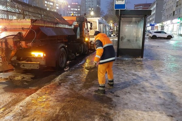 Коммунальные службы Сыктывкара продолжают расчистку улично-дорожной сети от снега и наледи