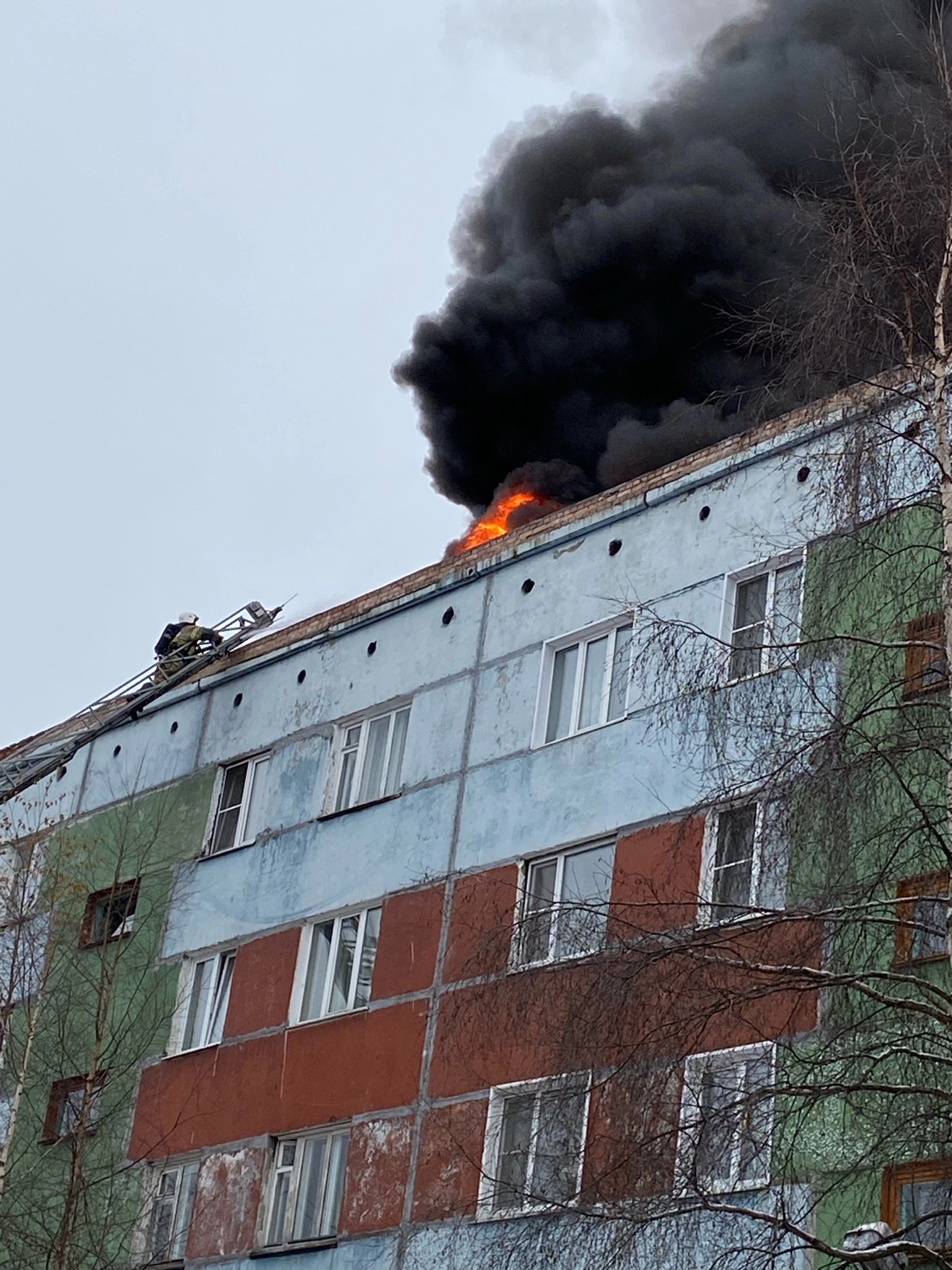 В Сосногорске потушили пожар на кровле многоквартирного дома | Комиинформ