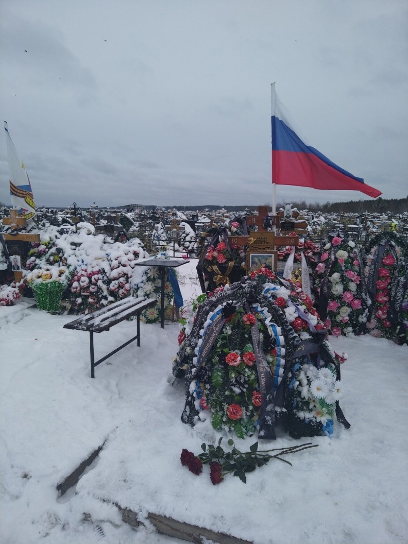Житель Сыктывкара похитил флаг с могилы бойца СВО и катался с ним по городу
