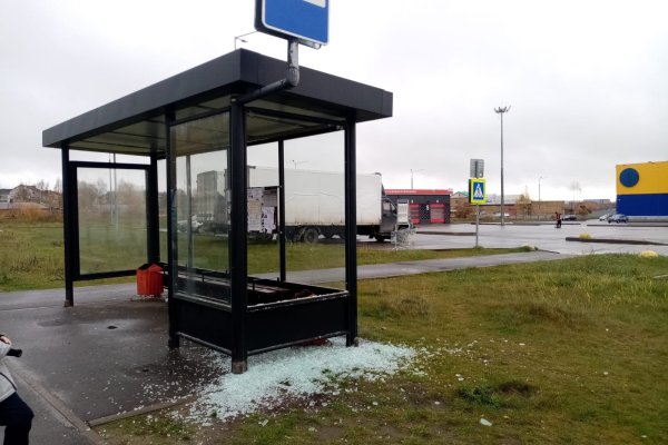 Несовершеннолетний вандал заплатил за разбитое стекло на новой остановке в Сыктывкаре
