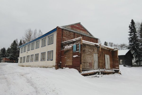 В Усть-Цильме по инициативному проекту снесли аварийное здание узла связи