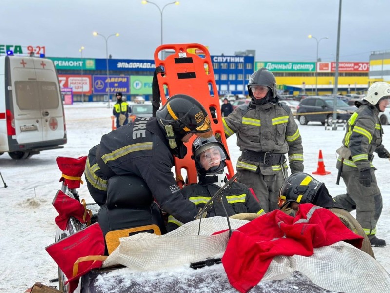В День памяти жертв ДТП в Сыктывкаре экстренные службы продемонстрировали, как спасают пострадавших в авариях
