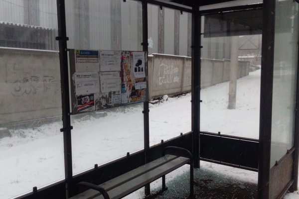 В Сыктывкаре за неделю вандалы разбили стекла в трех остановках