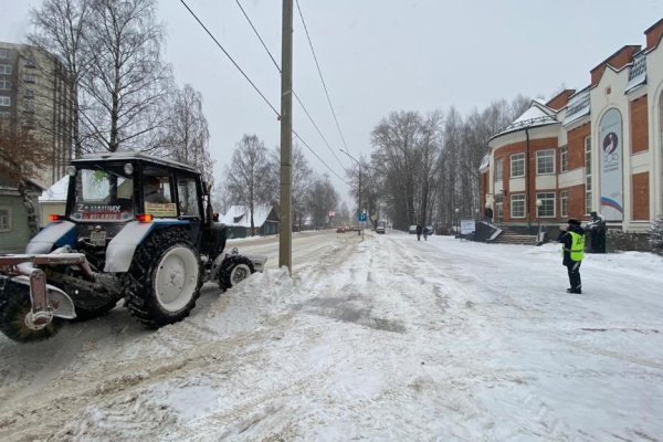 Сыктывкарские дорожники ведут уборку города от выпавшего снега