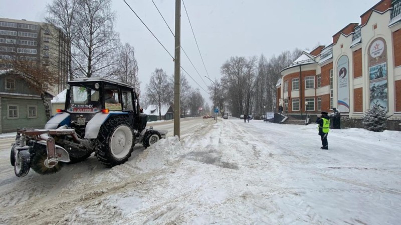 Сыктывкарские дорожники ведут уборку города от выпавшего снега