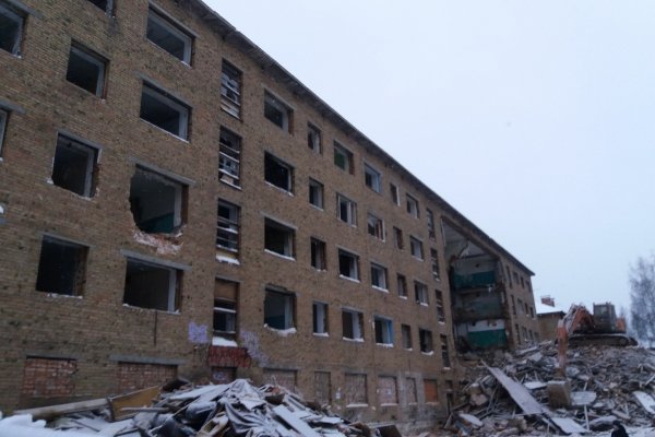 Расселенное общежитие на Октябрьском проспекте в Сыктывкаре начали сносить 