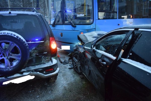 В Ухте столкнулись три автомобиля, пострадал человек