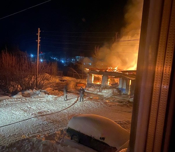 В Коми за сутки сгорели два здания - в поселках Войвож и Усогорск