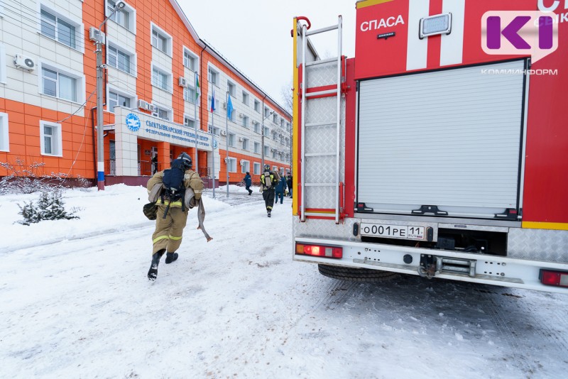 Пожарные спасли 15 жильцов многоквартирного дома в Сосногорске