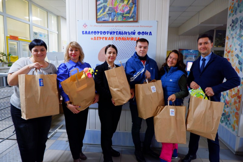 В День добровольца "Единая Россия" позаботилась о детях в больницах

