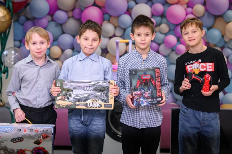 "ЛУКОЙЛ" вручил подарки воспитанникам детского дома в Сыктывкаре