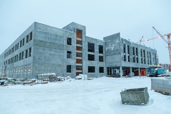 Владимир Уйба проинспектировал ход строительства школы на 825 мест в Емвале