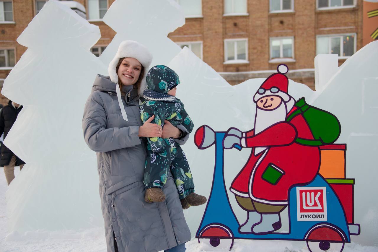 В Ухте прошел семейный праздник - зажжение Новогодней елки | 23.12.2023 |  Сыктывкар - БезФормата