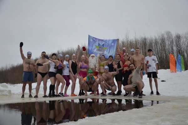 Сыктывкарские моржи бежали 2,5 км по улице Кирова и окунались в ледяную Сысолу

