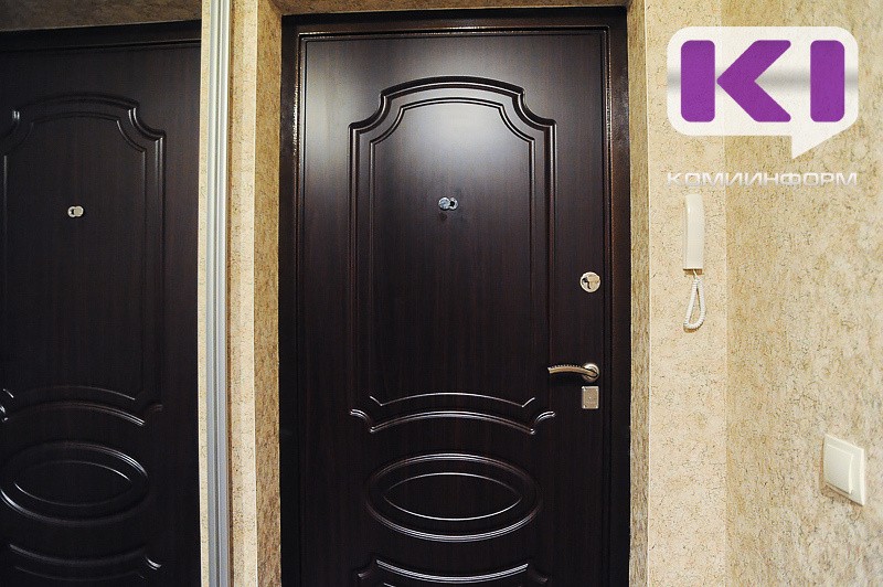 Житель Микуня спустя 11 месяцев заметил, что ему установили "не ту дверь"