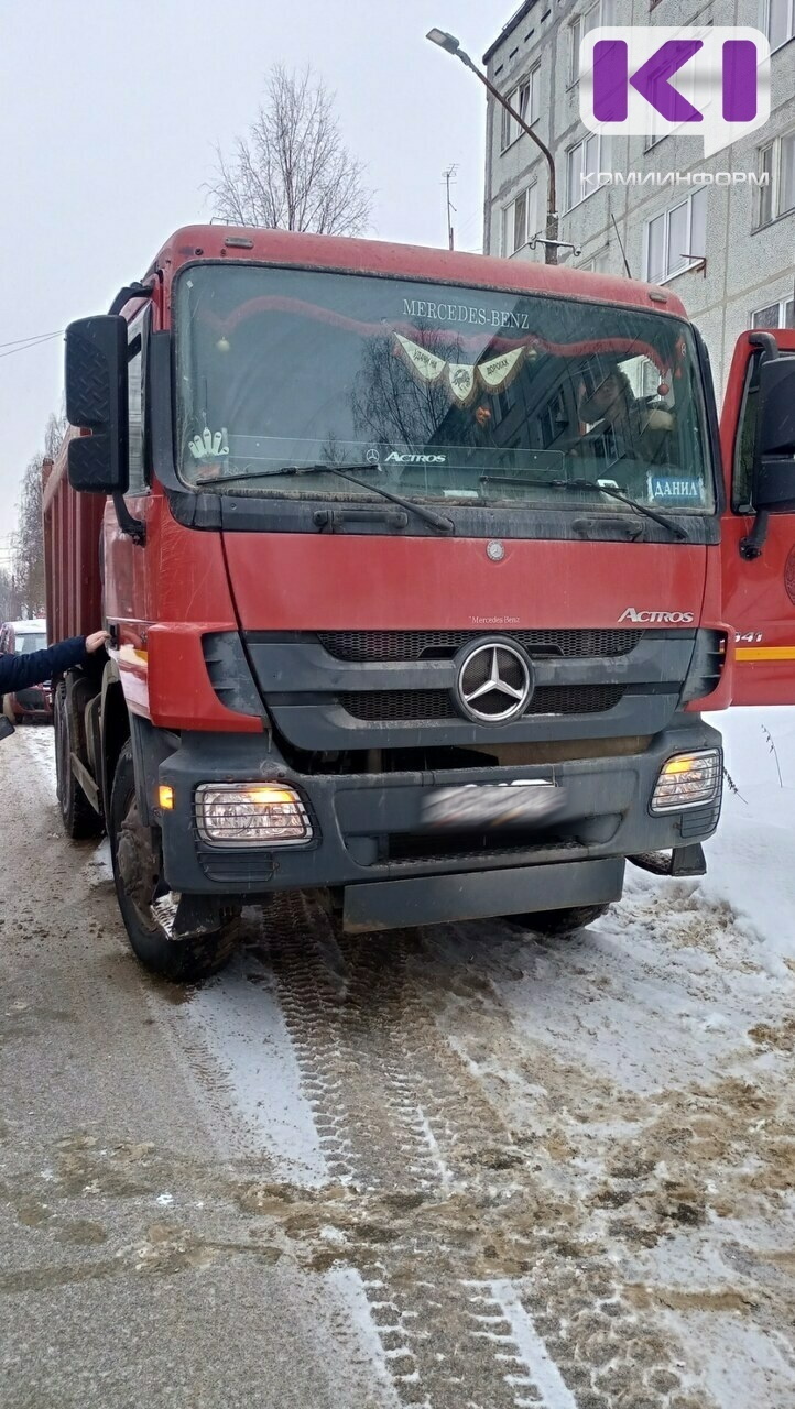 В Сыктывкаре на перекрестке Маегова-Оплеснина погиб пешеход | 26.12.2023 |  Сыктывкар - БезФормата