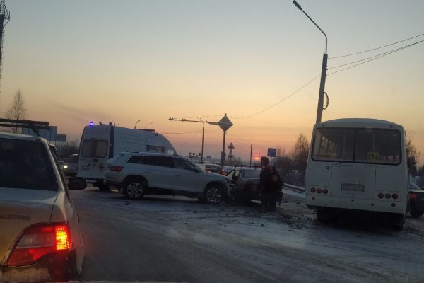 В Сыктывкаре водитель с 40-летним стажем спровоцировал аварию с пассажирским автобусом