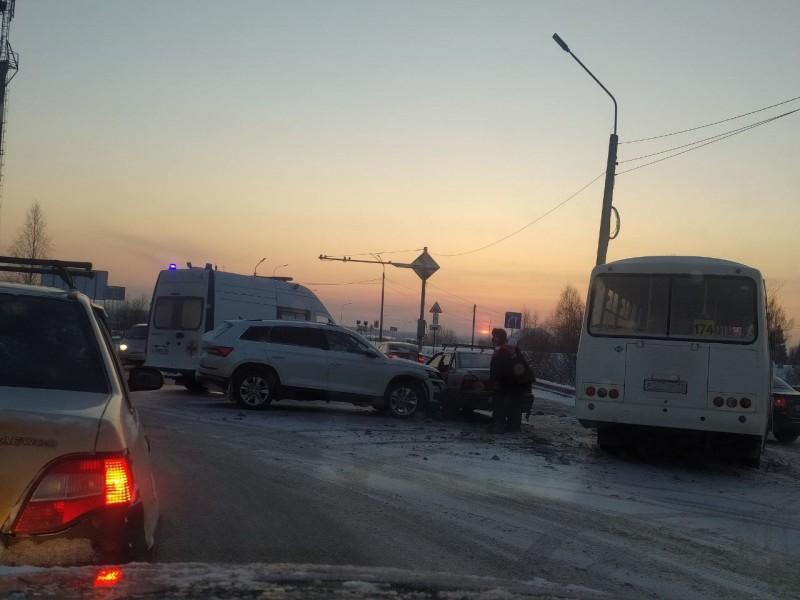 В Сыктывкаре водитель с 40-летним стажем спровоцировал аварию с пассажирским автобусом