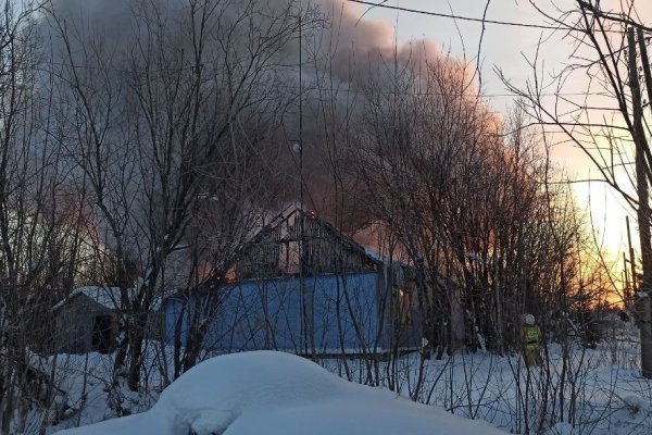 В усинском поселке Парма сгорел 6-квартирный жилой дом