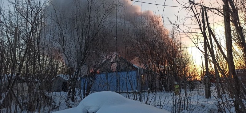 В усинском поселке Парма сгорел 6-квартирный жилой дом