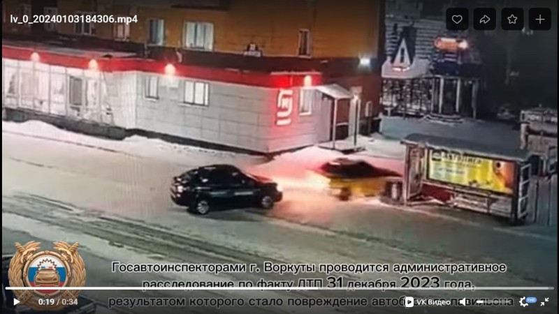 Госавтоинспекция Воркуты показала на видео момент повреждения автобусной остановки 