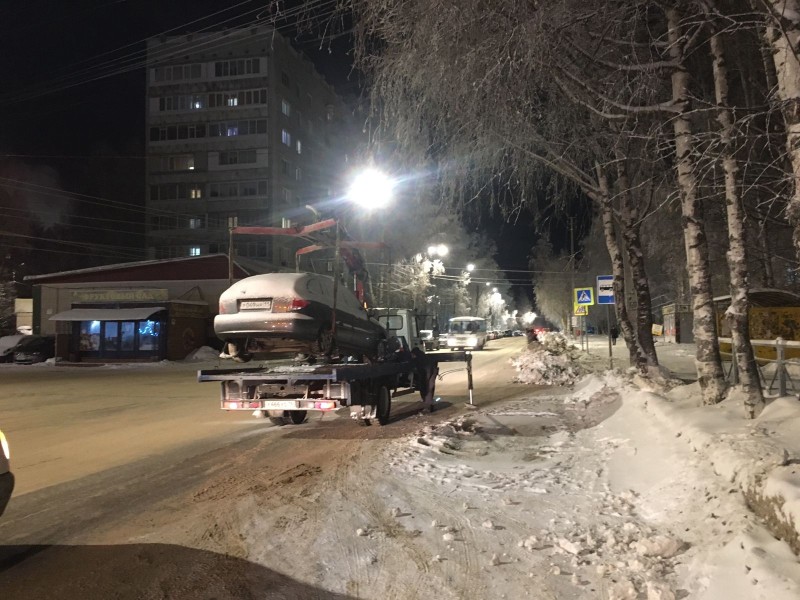 В Сыктывкаре продолжается эвакуация машин, мешающих уборке снега