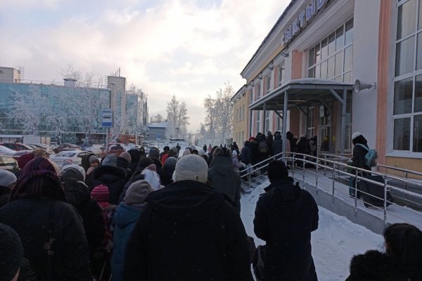 Сыктывкарцы пожаловались на очереди при входе на ж/д вокзал