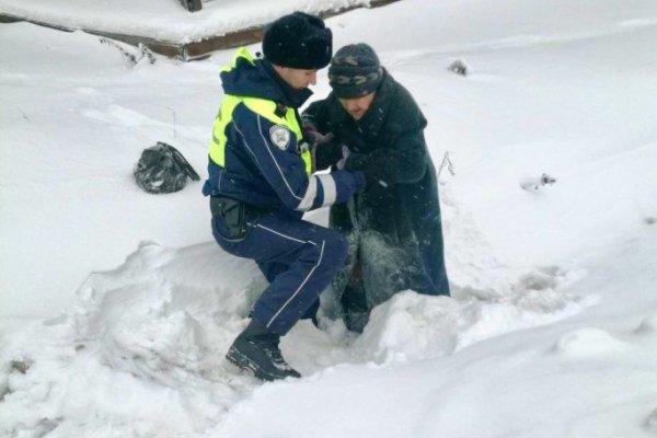 Полицейские помогли пожилой сыктывкарке выбраться из снежного плена