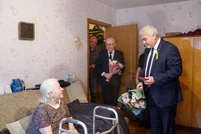 Владимир Уйба поздравил Маргариту Алиеву с 80-летием со дня освобождения Ленинграда от блокады