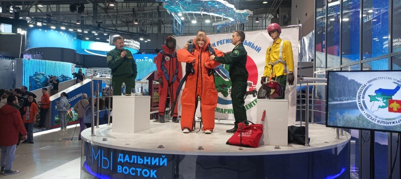 Гости стенда Республики Коми на выставке "Россия" примерили костюм парашютиста-пожарного

