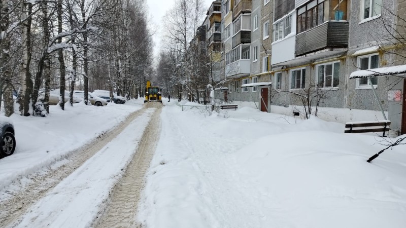 Управляющим компаниям Сыктывкара поручено ускорить уборку снега во дворах 