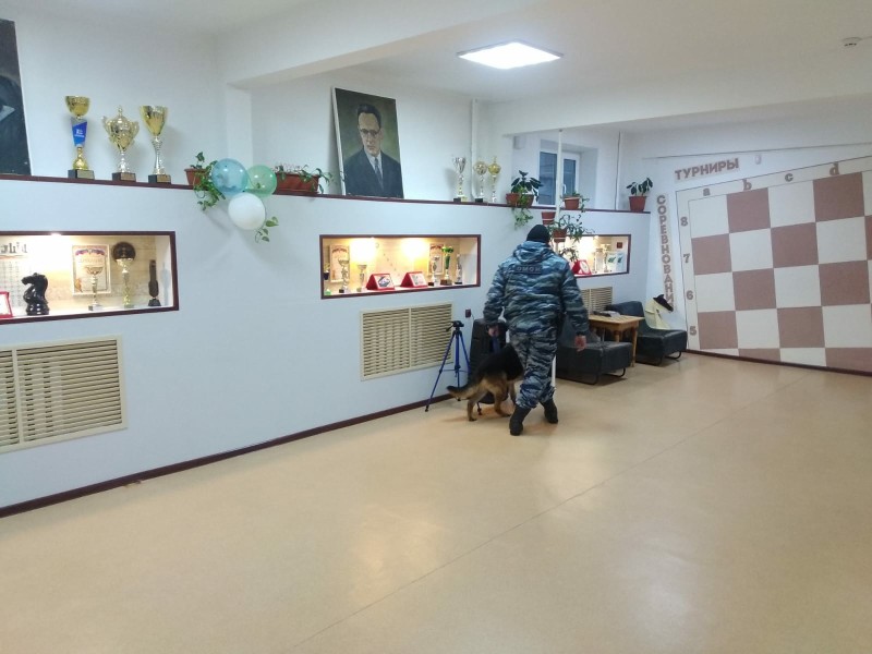 В Воркуте сотрудники ОМОН "Арктика" обследуют места проведения чемпионата Республики Коми по шахматам

